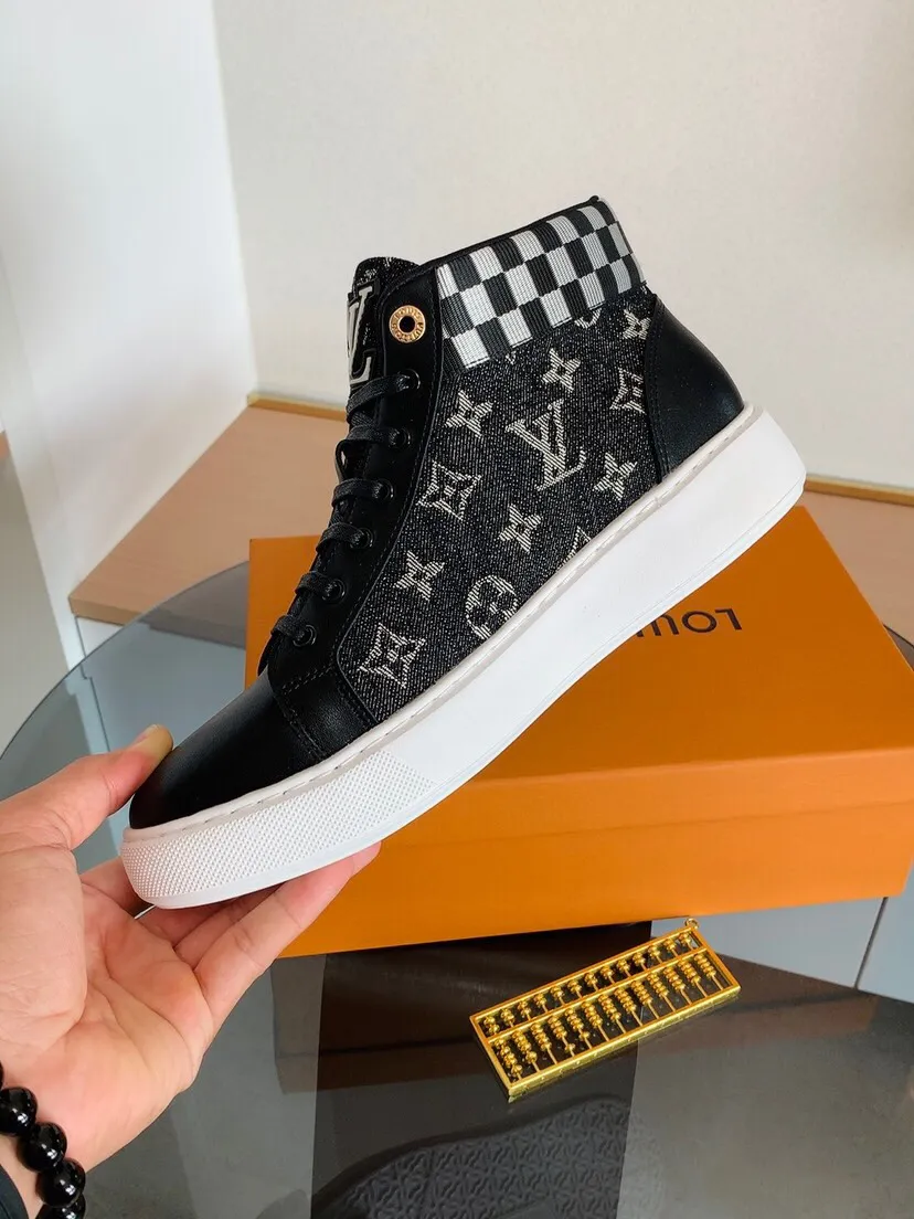 Factory price 440. [LV] Louis Vuitton's new high-top men's genuine leather casual shoes, foamed light sole. The highest version on the market, any comparison is welcome🆚! The original leather has excellent texture and is super high-end! Fetal sheep net lining imported from Italy, removable pad! Luxurious materials and fine workmanship, highly recommended! Code number: 38-44